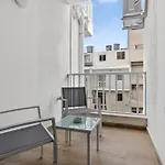 Contemporary Retreat 아파트